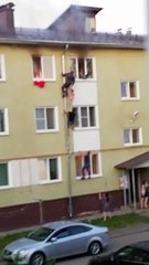 Good Samaritans Climb Drainpipe to Save Kids From Fire