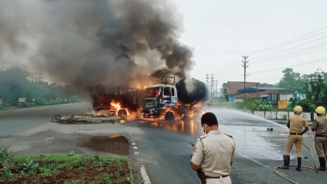 Shatak: 3 Dead, fuel tanker and truck collision in Asansol