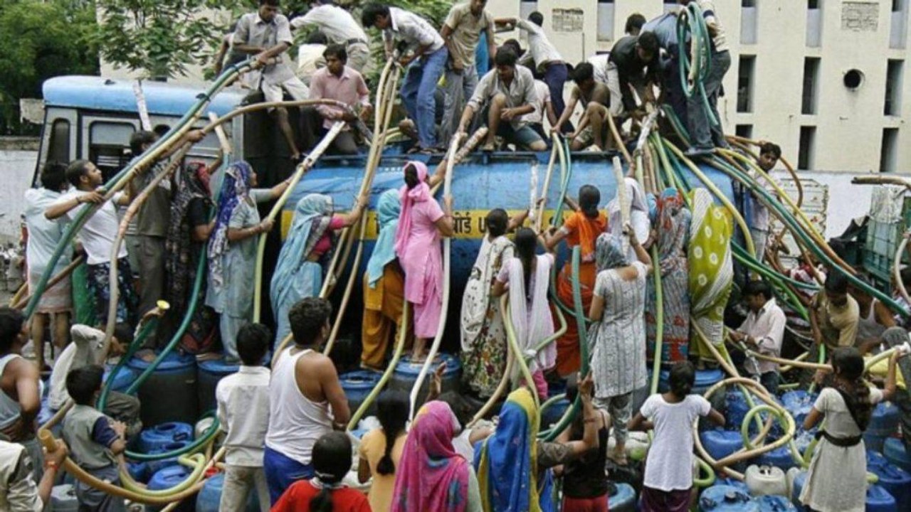 Crisis in Delhi: Fight over drinking water in many areas!