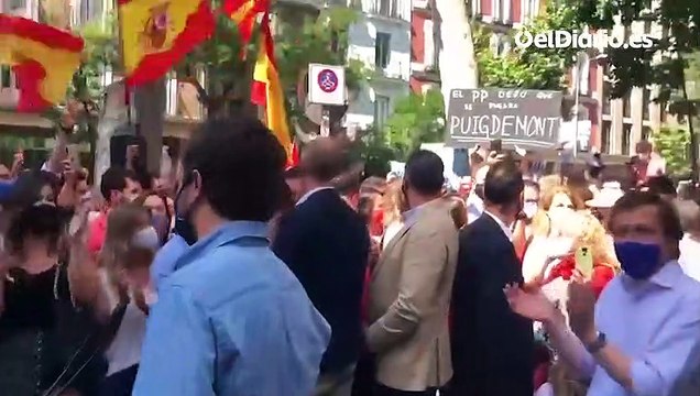 Un grupo de ciudadanos interrumpe a Casado antes de ir a Colón: Pablo Casado, nos has abandonado