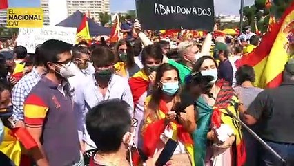 Un grup de joves expliquen perquè estan en contra dels indults, enmig de crits de "Puigdemont a prisión"