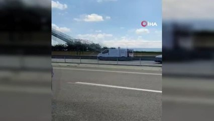 Tırın açık kalan dorsesi üst geçitte asılı kaldı