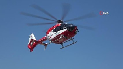 Kafasına kamyonetin arka kapağı düşen kadın ambulans helikopterle hastaneye kaldırıldı