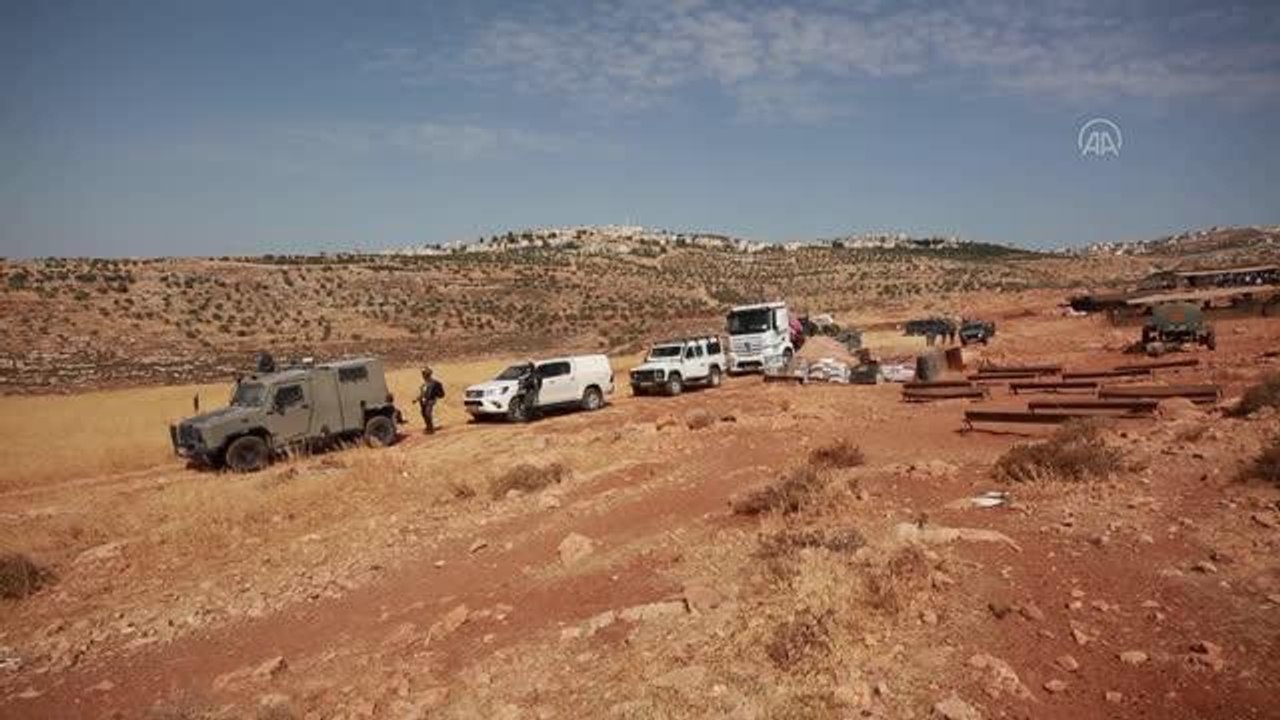İsrail askerleri Batı Şeria'da Filistinli bedevilerin evlerini yıktı