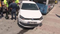 Ticari taksi benzin istasyonuna girmek için şerit değiştiren otomobile çarptı: 1 yaralı