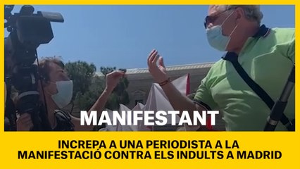 Manifestant increpa a una periodista