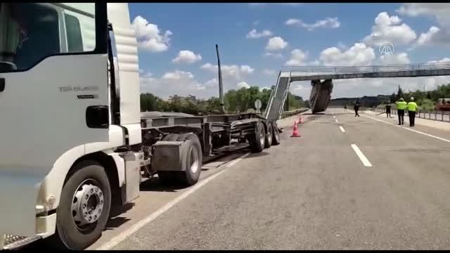 Tırın seyir halindeyken açılan dorsesi üst geçide çarparak asılı kaldı