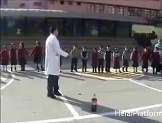 Duyarlı öğretmen, öğrencilerine kolanın ne denli zararlı olduğunu gösterdi