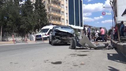 Otomobil park halindeki minibüse çarptı: 3 yaralı