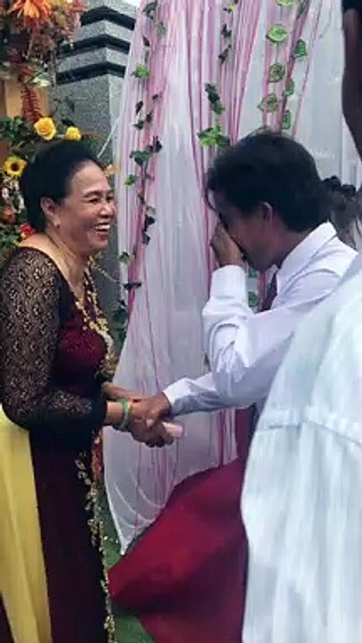 cha khóc khi tiễn con gái đi lấy chồng