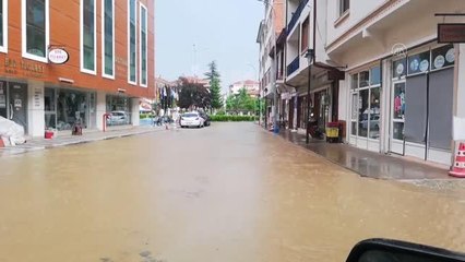 Şiddetli yağış caddeleri adeta göle çevirdi