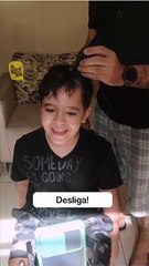 Garoto raspa cabelo em homenagem ao amigo