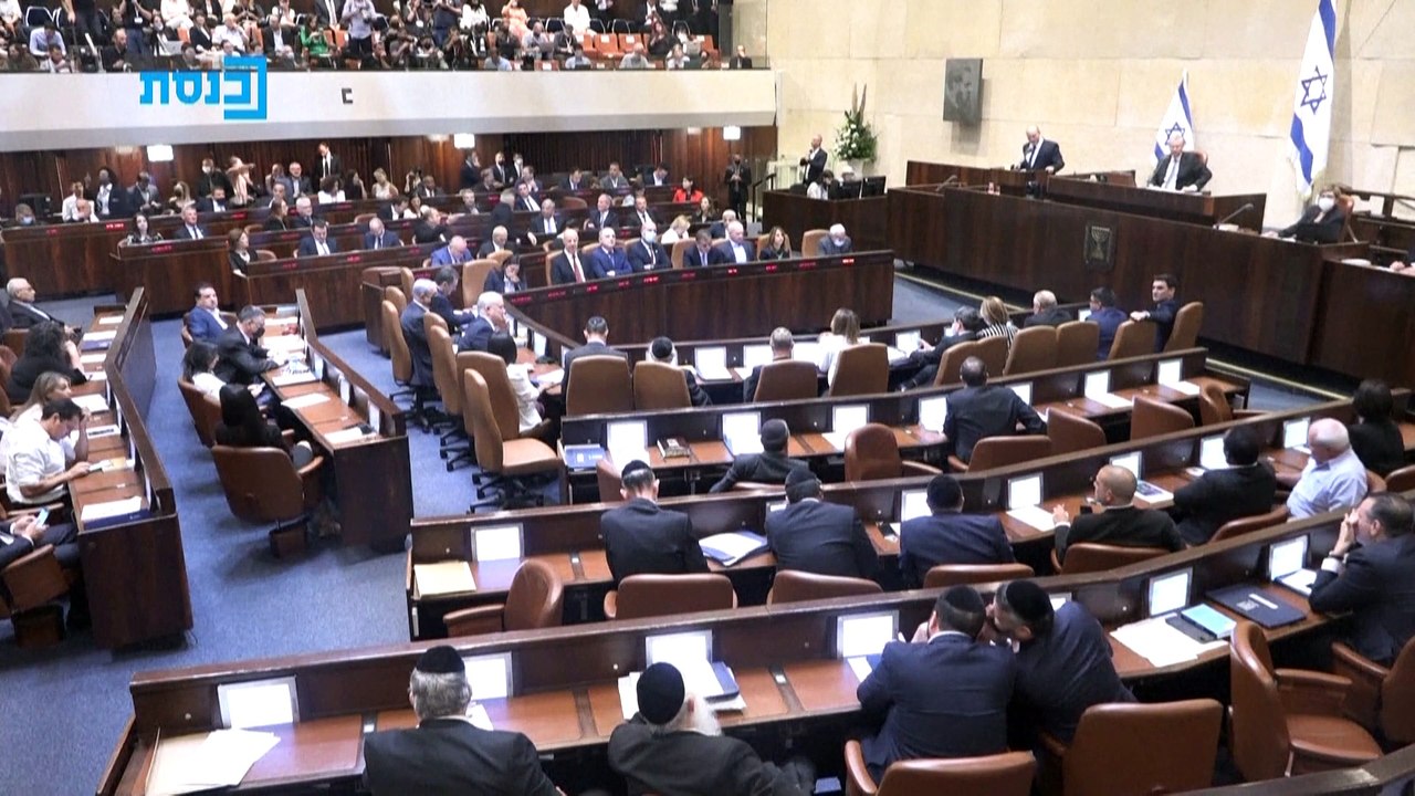 Israele, finisce l'era di Netanyahu: il Parlamento vota il governo di coalizione