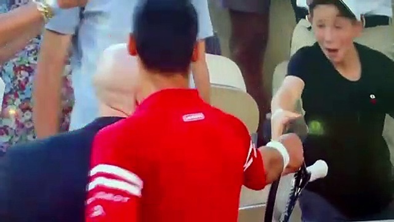 Un gamin fou de joie après avoir reçu la raquette de Novak Djokovic