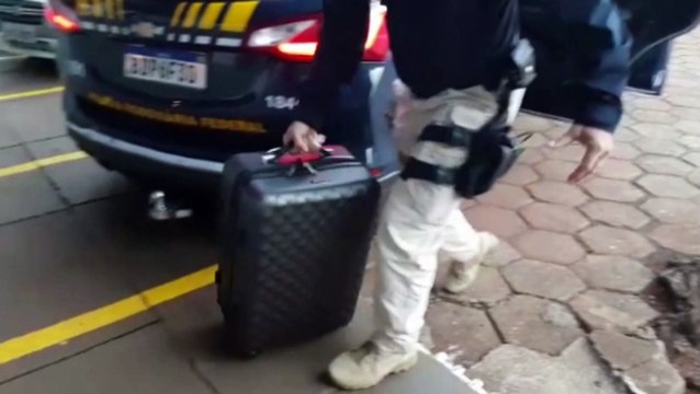 PRF detém dupla que transportava 52 quilos de maconha em ônibus