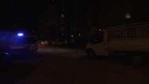 KAHRAMANMARAŞ - Freni boşalan kamyon site ve apartman duvarına çarptı