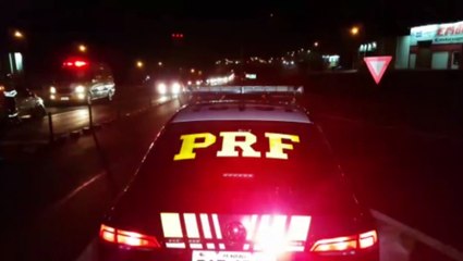 Motorista perde o controle de Uno e sai da pista na BR-277, em Cascavel