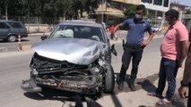 KİLİS - Otomobil park halindeki minibüse çarptı: 3 yaralı