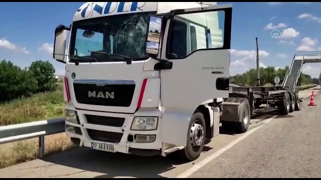 TEKİRDAĞ - Tırın seyir halindeyken açılan dorsesi üst geçide çarparak asılı kaldı