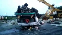 VIDEO: हाईवे पर सीमेंट से भरा ट्रक पलटा