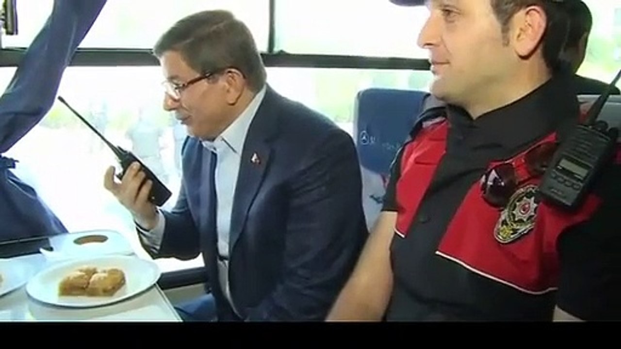 Başbakan polis telsizinden anons yaptı