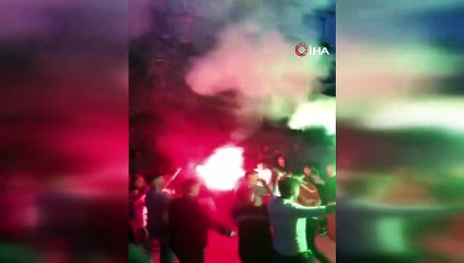 Korona virüse rağmen meşaleli danslı asker eğlencesi
