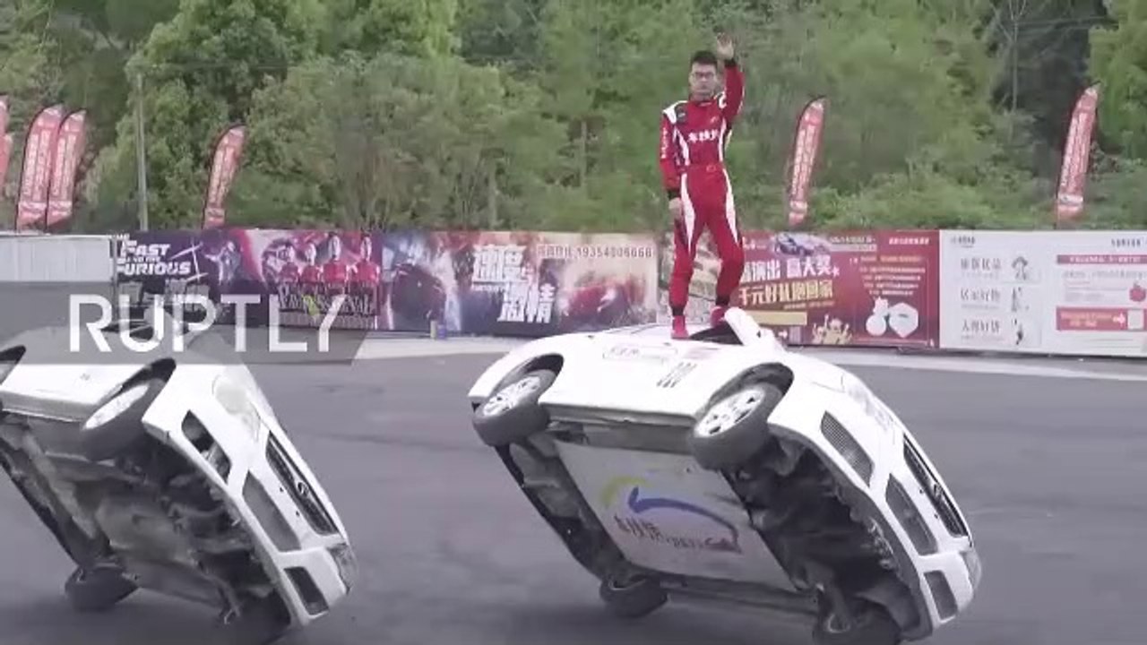 Clip: Há hốc mồm khi xem những màn biểu diễn độc lạ với ôtô xe máy - Tạp Chí Bốn Bánh