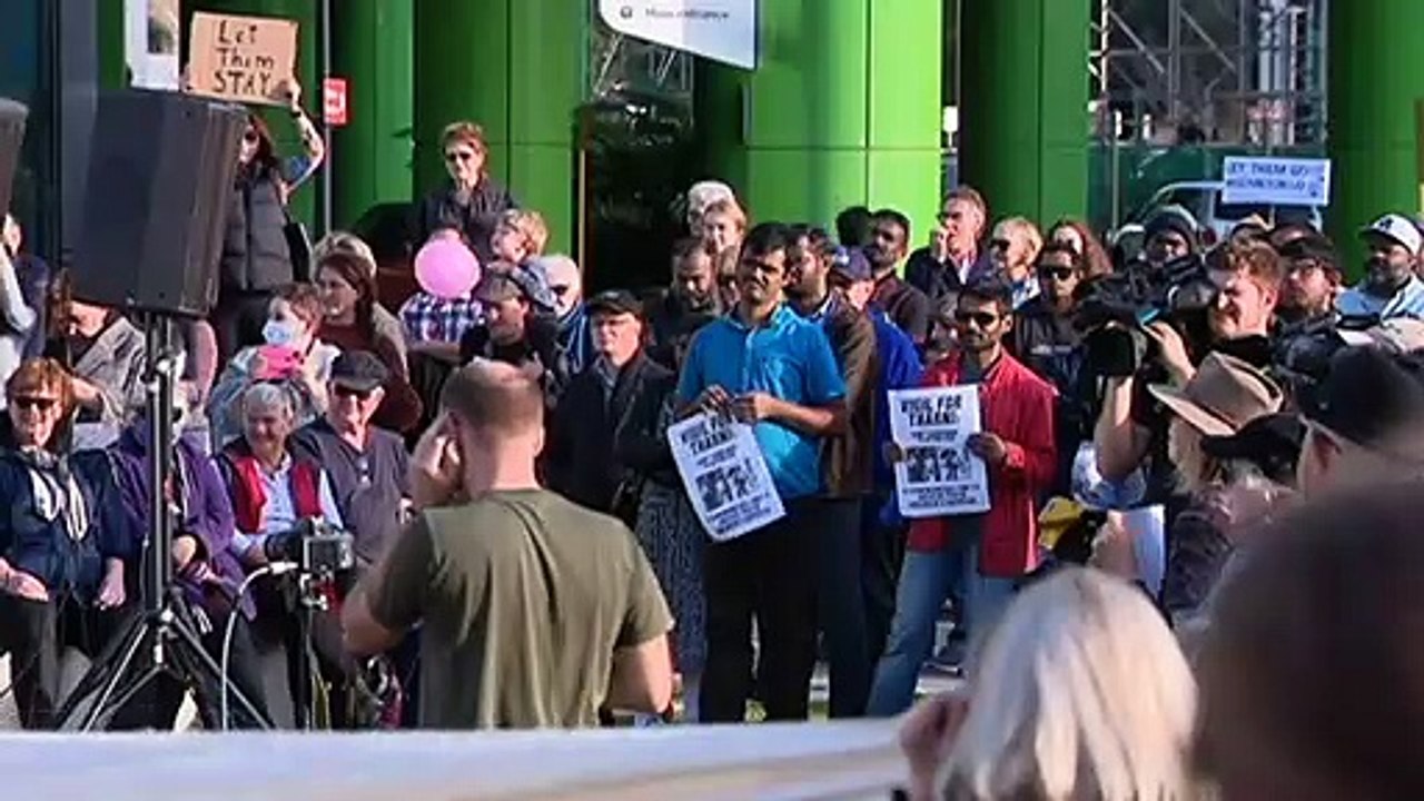 Hundreds of people in Perth attend vigil outside hospital