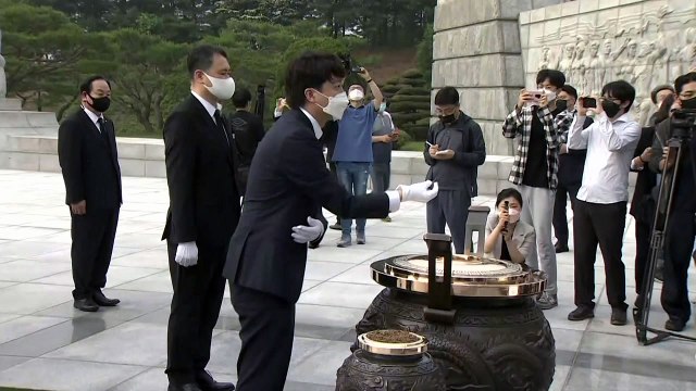 이준석 첫 일정 대전 현충원 희생과 헌신 잊지 않겠다 / YTN