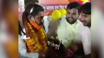 Descargar video: MP: BJP Yuva Morcha leader flouts COVID norms