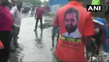 மழை நீர் தேங்கிய சாலையில் கான்ட்ராக்டரை உட்கார வைத்து குப்பையை கொட்டி எம்எல்ஏ தண்டனை