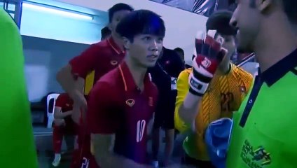 Bà xã học RMIT, còn Công Phượng trình ngoại ngữ thế nào?