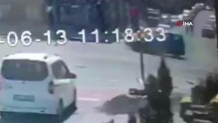 Kırmızı ışıkta geçen motosikletliye otomobil böyle çarptı