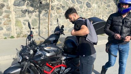 İstanbul trafiğinde "pes" dedirten görüntü: Kız arkadaşıyla motorda yer değiştirdi