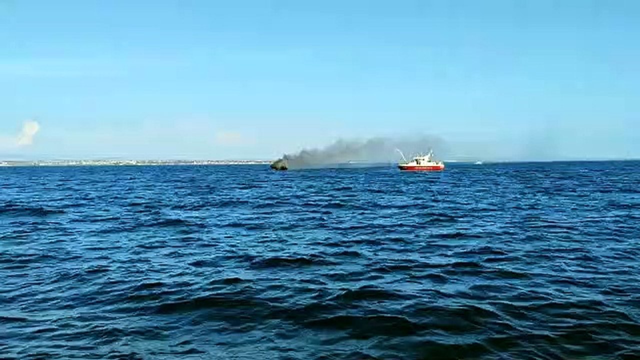 Trapani, a fuoco barca con 13 persone a bordo: salvate dalla capitaneria