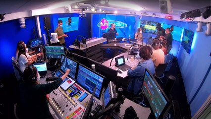 Dadju en interview et en live dans "Bruno dans la radio"