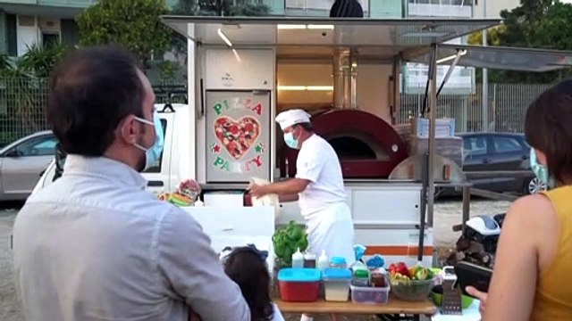 Bari, la pizzeria è sul furgoncino: il forno a legna di Niko e Irena viaggia per i quartieri