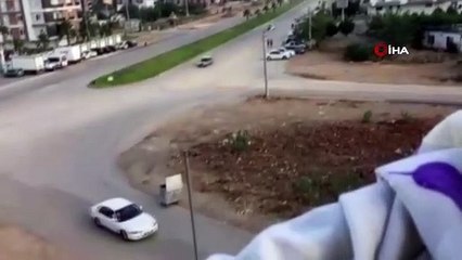 Drift yaparken köpeği görüp kontrolden çıktı, duvara çarparak durabildi