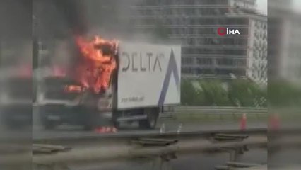 Seyir halindeki kamyonet alevlere teslim oldu