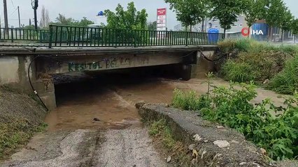 Bursa'da sağanak yağış...Dereler taştı, alt geçitleri ve iş yerlerini su bastı, cadde ve sokaklar göle döndü