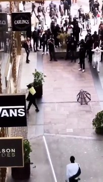 Un homme fait front à une foule venue pillée un magasin