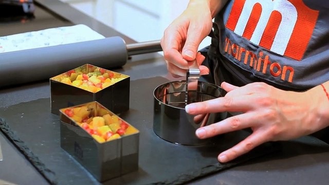 Utiliser des cercles à pâtisserie avec poussoir