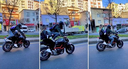 Pes dedirten görüntü: Kız arkadaşıyla motorda yer değiştirdi