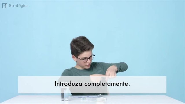 Essas são as reações de garotos analisando absorventes