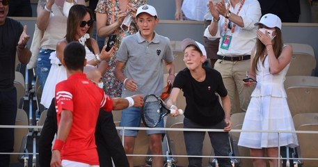 Roland-Garros : ce jeune garçon a éclaté de joie après avoir reçu la raquette victorieuse de Djokovic