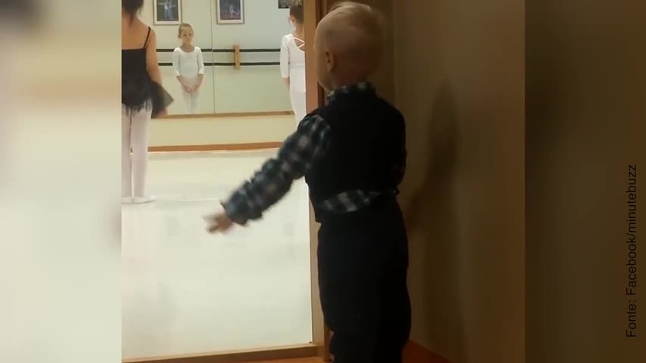 Este garotinho adora imitar os movimentos da aula de balé