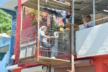 FELÇLİ EŞİ RAHAT DIŞARI ÇIKSIN DİYE VİNÇ SİSTEMLİ ASANSÖR YAPTIRDI