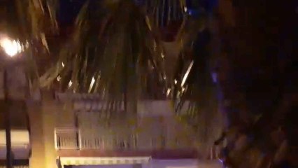 La Policía Local de Mazarrón detiene a Carlos tras disparar a Younes en la terraza de la Cafetería El Muelle.