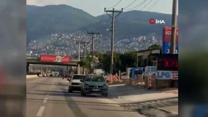 Bursa'da şaşkına çeviren görüntü...Arızalı otomobili kara yolunda ters çekti