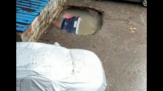 Car drowns into sinkhole in Ghatkopar, Mumbai - Original Viral video #Carsank #Ghatkopar